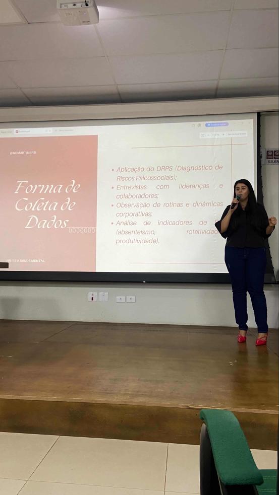 Ana Claudia Martins palestrando sobre saúde mental